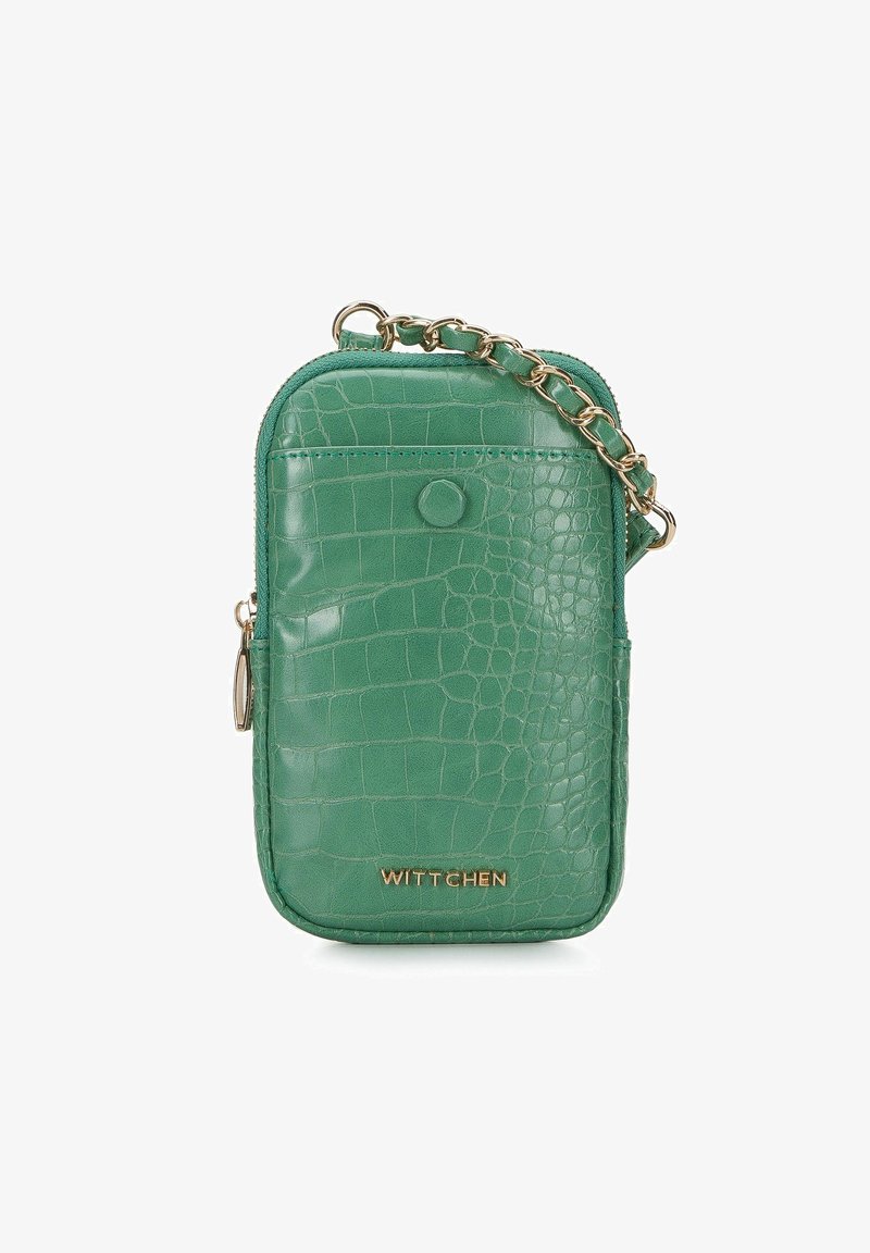 Borsa per telefono in ecopelle verde coccodrillo con tracolla in oro, chiusura a cerniera e logo in rilievo sul davanti. Forma compatta e rettangolare.