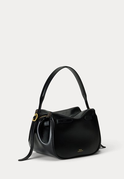 Petit sac à main en cuir noir avec une seule bandoulière et une fermeture éclair dorée, montrant un marquage subtil Polo by Ralph Lauren en lettres dorées.
