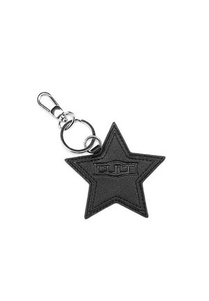 Portachiavi di pelle nera a forma di stella con logo stampato in rilievo, dotato di un attacco in metallo e anello circolare per il fissaggio.