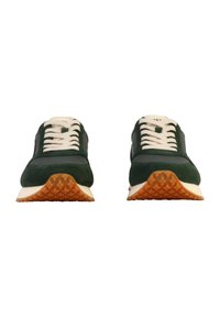 Zapatillas verdes de gamuza y malla con cordones color crema, suela de goma naranja y diseño de puntera redondeada. Sin logos ni patrones adicionales.