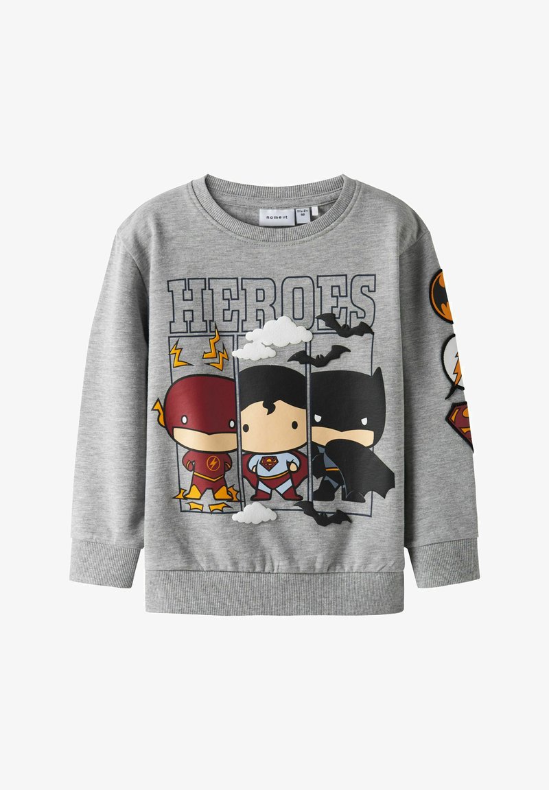 Sweat-shirt gris avec les personnages de dessin animé Flash, Superman et Batman, le mot « HÉROS » et leurs logos sur la manche.