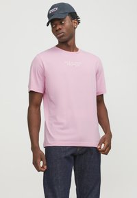 Jack & Jones PREMIUM - CREW NECK NOOS - Printtipaita - prism pink Pienoiskuva 1