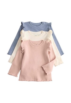 Tre maglioni per neonati a maniche lunghe a coste in rosa, crema e blu, con dettagli arricciati sulle spalle e chiusure con bottoni vicino ai colletti.