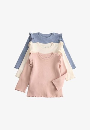 Tres suéteres de bebé de manga larga con canalé en rosa, crema y azul, con detalles de volantes en los hombros y cierres con botones cerca de los cuellos.