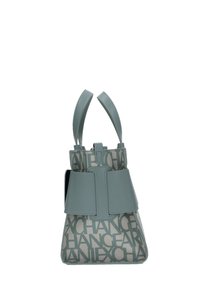 Borsa a mano azzurro chiaro con corpo testurizzato caratterizzato da un motivo logo, due manici superiori e un accento prominente sulla patta anteriore.