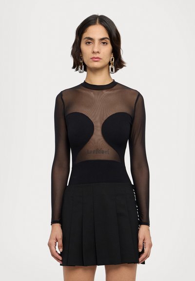 Černý dlouhý rukáv body s průsvitným síťovaným vrškem a pevným černým spodkem. Obsahuje výstřih ve tvaru srdce a kontrastní skládací sukni.