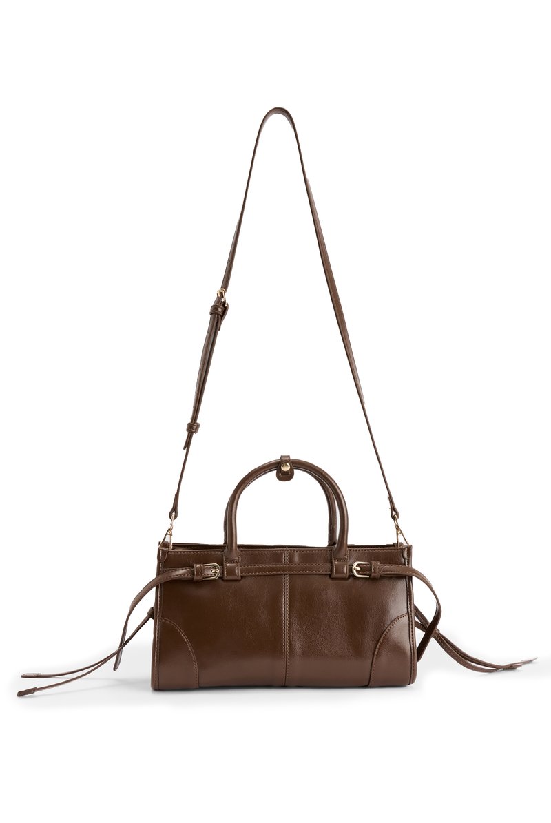 Braune Lederhandtasche mit einer strukturierten Form, oberen Griffen, abnehmbarem Schulterriemen und Schnallelementen. Glatte Textur mit detaillierter Naht.