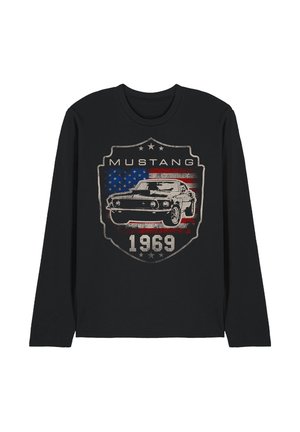 Schwarzes Langarmshirt mit Grafik eines Vintage-Mustang-Autos, amerikanischer Flaggenhintergrund, Text "MUSTANG" und "1969" auf der Vorderseite.