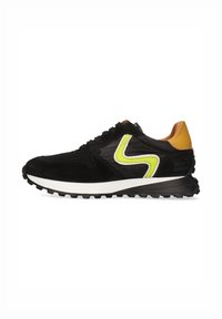 Svart sneaker med mocka och mesh-material. Har en gul accent och en vit mellansula. Texturerad gummisula för bra grepp.