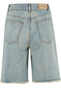 Bermudas de mezclilla azul claro con dobladillos deshilachados, dos bolsillos traseros y un parche de cuero marrón en la cinturilla.