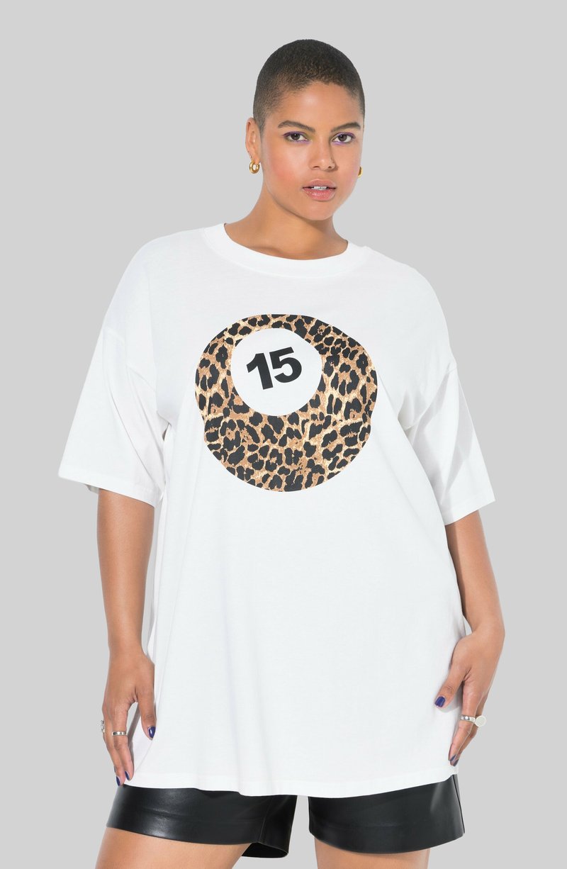 Hvid oversized t-shirt lavet af bomuld, med en leopardmønstret cirkel med tallet 15 i sort i midten. Korte ærmer, afslappet pasform.