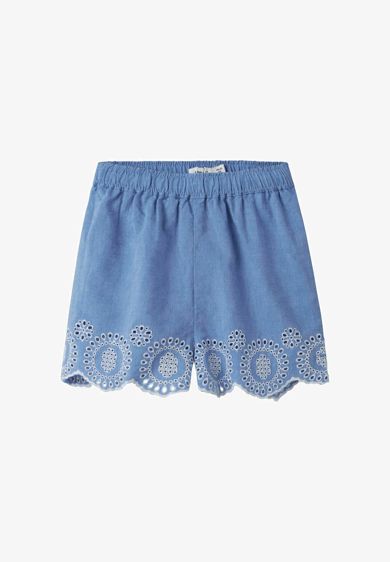 Shorts en coton bleu avec taille élastique et motif décoratif en broderie anglaise blanche le long de l'ourlet festonné.