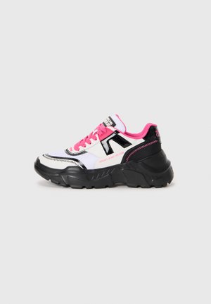 Sneaker chunky con suola nera, parte superiore bianca e nera, lacci rosa, interno rosa e branding "Versace Jeans Couture" sul lato e sul tallone.