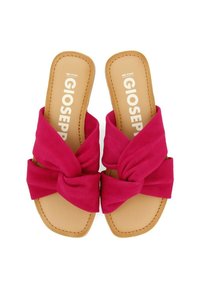Chanclas de tela rosa con un diseño anudado en la parte superior, que presentan una suela plana en tono marrón. Nombre de la marca "Gioseppo" impreso en la plantilla.