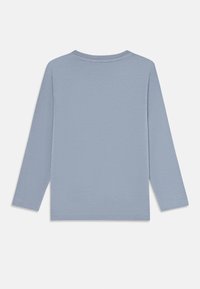 Helles, blaues Langarm-T-Shirt mit Rundhalsausschnitt, flach ausgelegt, zeigt die Rückseite mit schlichter Stoffqualität und einfachen Nahtdetails.