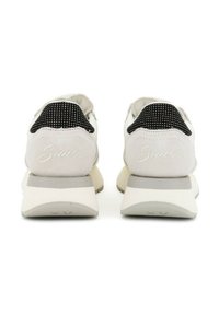 Un paio di sneakers bianche con linguette del tallone nere a pois e logo "Sun68" ricamato sul retro, esposte dal retro su uno sfondo bianco.