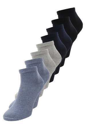 Set von Knöchelsocken in hellblau, grau und dunkelblau. Strickmaterial mit gerippten Bündchen. Acht Paare, die verschiedene Farbtöne zeigen.