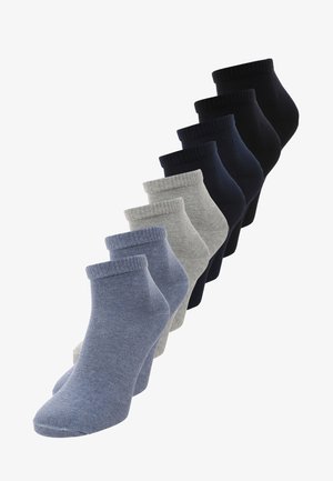Set von Knöchelsocken in hellblau, grau und dunkelblau. Strickmaterial mit gerippten Bündchen. Acht Paare, die verschiedene Farbtöne zeigen.