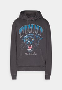 Tummanharmaa huppari, joka on valmistettu puuvillasta ja jossa on etutasku. Suuri "TOMMY"-teksti graafisen, karjuvan mustan pantterin yläpuolella ja "New York City" sen alapuolella.