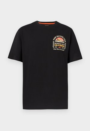 Maglietta nera a maniche corte con una piccola grafica sul petto sinistro raffigurante fiamme, motivo a scacchi e testo che fa riferimento a pezzi di ricambio per motociclette della California.