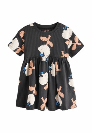Robe en coton noire à manches courtes, avec une taille froncée. Le design comprend des fleurs blanches et des accents bleus sur une texture rayée.