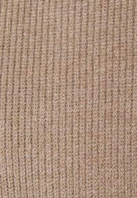 Beiger Strickstoff mit gerippter Textur. Weich und leicht dehnbar, mit gleichmäßig verteilten vertikalen Linien. Geeignet für Bekleidung oder Accessoires.