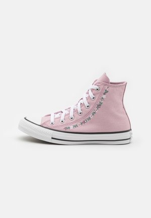 Pink højtop canvas-sneaker med hvide snørebånd, hvid gummisål og lille blomstret broderi langs siden.
