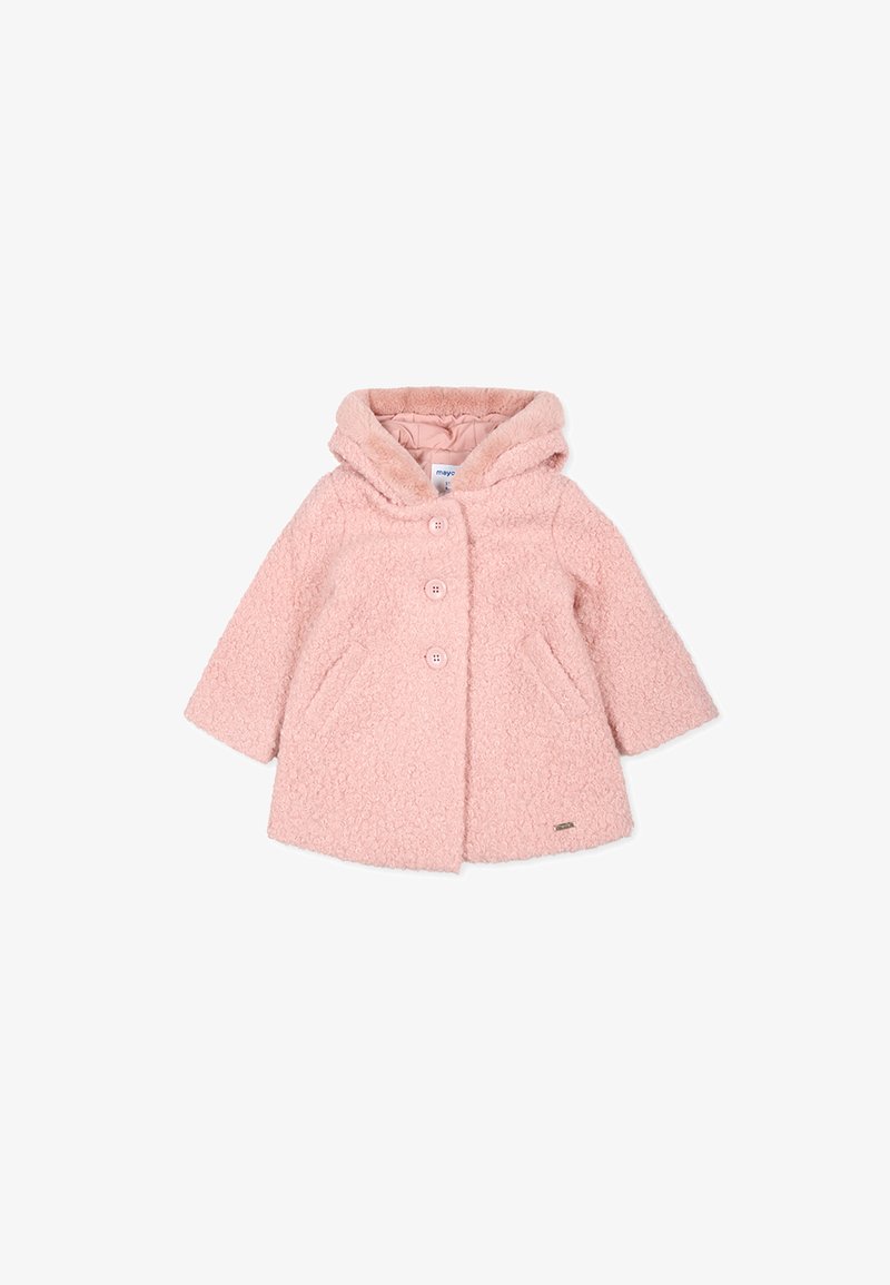 Cappotto rosa, texturizzato, con cappuccio, caratterizzato da tre bottoni frontali, due tasche laterali e un'etichetta del marchio discreta sull'orlo.