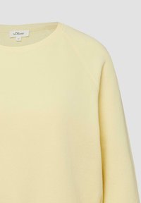 Sweat-shirt jaune pâle à col rond avec manches longues et surpiqûres visibles près des épaules, étiquette de la marque indiquant "s.Oliver" et taille 36.