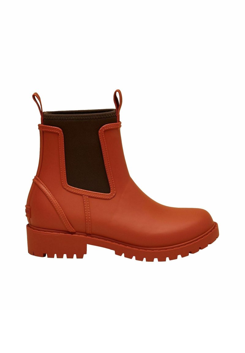 Stivaletto impermeabile rosso con pannello laterale elastico marrone, suola texturizzata e linguette per facilitarne la calzata. Realizzato in materiale in gomma flessibile.