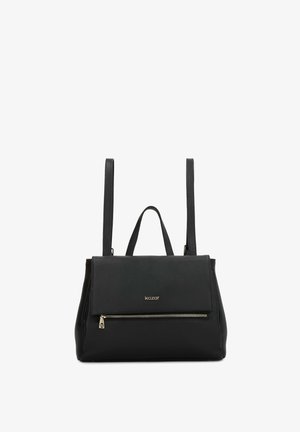 Melnas ādas rokassoma ar diviem rokturiem, priekšējo atloku, rāvējslēdzēja aizdari un zelta logotipa akcentu. Gluda tekstūra un strukturēts dizains.