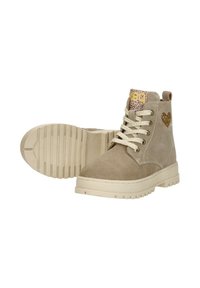Beige suède enkellaarsjes met een decoratieve hartaccent, gestructureerde veters en een gemusterde bovenkant. Dikke witte rubberen zool met groeven.