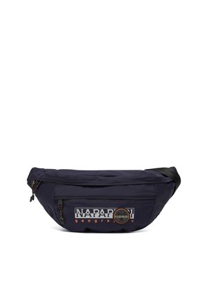 Riñonera de tela azul marino con forma curvada. Presenta un logo destacado, dos compartimentos con cremallera y una correa ajustable negra.