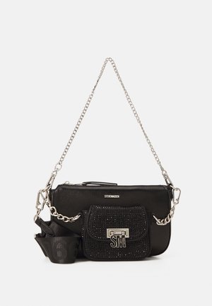 Borsa nera con finitura in pelle liscia, tracolla in catena argentata, tasca frontale adornata di strass e una chiusura metallica con la scritta "SM."