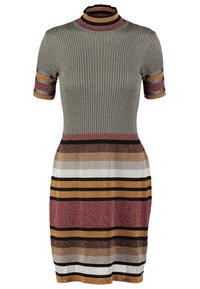Robe en maille avec manches courtes et col montant. Texture côtelée gris avec des rayures horizontales aux couleurs douces et des accents métalliques.