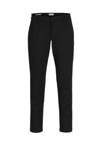 Pantalones ajustados negros con una textura de tela suave, perneras rectas, cierre frontal con botón y lazo para cinturón estándar. Sin patrones visibles.