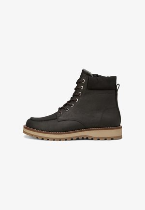 Stivale alla caviglia in pelle nera con finitura testurizzata, suola in gomma beige, lacci con accenti rossi e collo imbottito per il comfort.