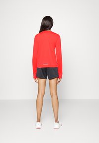 Nike Performance PACER CREW - Camisola de manga comprida - light crimson/silver