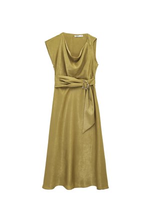 Mouwloze olijfgroene satijnen jurk met watervalhals, midi lengte en een stoffen riem met een gouden siergesp aan de rechterzijde.