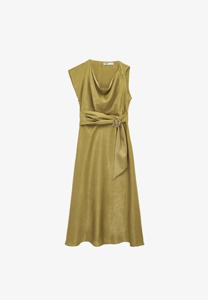 Mouwloze olijfgroene satijnen jurk met watervalhals, midi lengte en een stoffen riem met een gouden siergesp aan de rechterzijde.