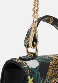 Torebka w kwiatowy i panterkowy wzór z błyszczącym czarnym wykończeniem, wyposażona w złoty łańcuszkowy pasek oraz trwałe metalowe dodatki.