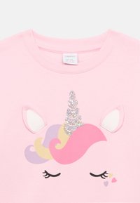 Rosa Sweatshirt mit einem Einhorn-Design, das einen schimmernden Horn und verspielte Farben zeigt. Weiße Ohren-Applikationen verleihen dem Design eine zusätzliche Struktur.