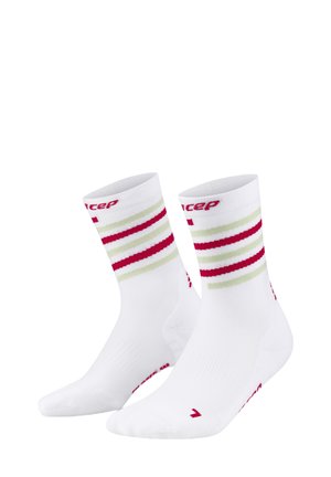 Weiße Sportsocken mit rosa und grünen Streifen am Bund, mit gerippter Textur und Markenlogo in Rot.