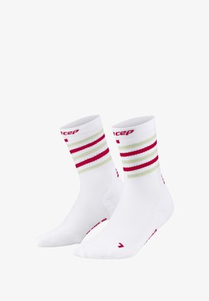 Weiße Sportsocken mit rosa und grünen Streifen am Bund, mit gerippter Textur und Markenlogo in Rot.