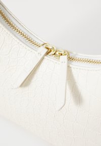 Pochette in finta pelle bianca texture con zip e accessori dorati, dotata di due tirazip in pelle. Finitura liscia con motivo in rilievo.