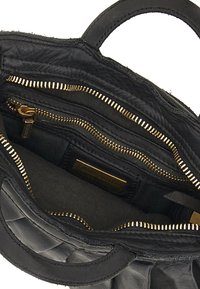 Borsa a tracolla in pelle nera con texture trapuntata, cerniere dorate, molteplici scomparti interni e foderatura in morbido tessuto. Manici superiori.