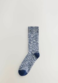 Strukturierte marineblaue Socken mit einem gesprenkelten Muster, die an der Zehe und am Bündchen dunklere marineblaue Akzente aufweisen.