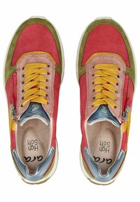 Bunte Sneakers aus pinkem, grünem und gelbem Wildleder. Sie haben kontrastierende Schnürsenkel, ein Reißverschlussdetail und eine gepolsterte Innensohle mit Branding.