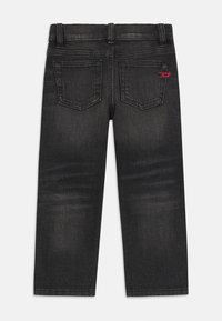 Schwarze Jeans aus Denim mit geradem Bein, zwei hinteren Taschen und einem kleinen roten Logo-Detail auf der rechten Tasche.