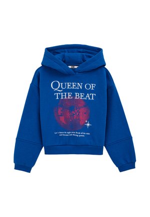 Sweat à capuche bleu avec une coupe décontractée, des poignets et un ourlet côtelés. L'impression sur le devant présente "REINE DU RYTHME" avec un design de boule disco rouge.